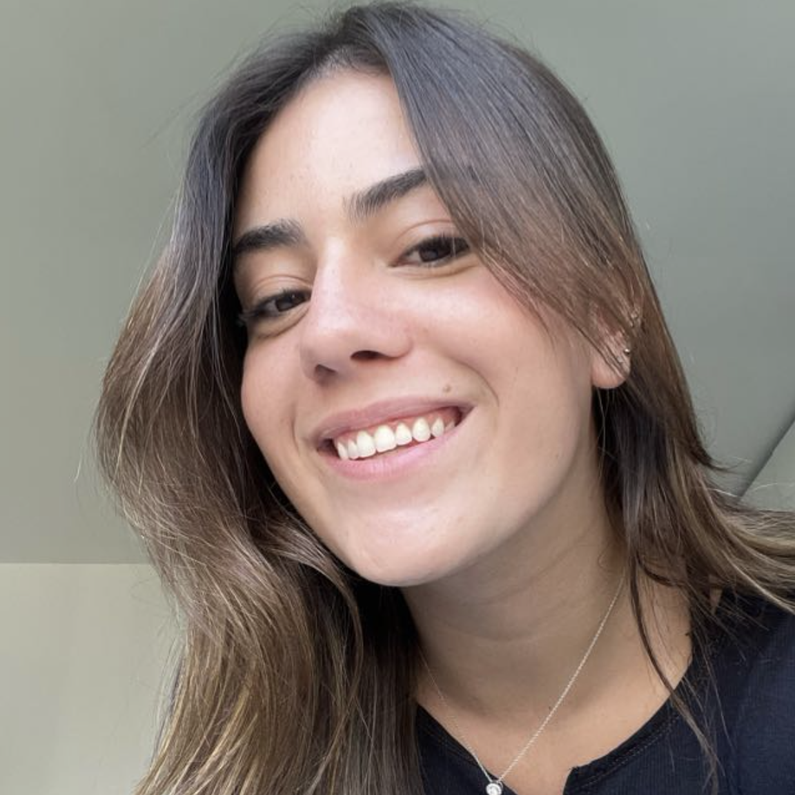 Julia Queiroz Profile Picture